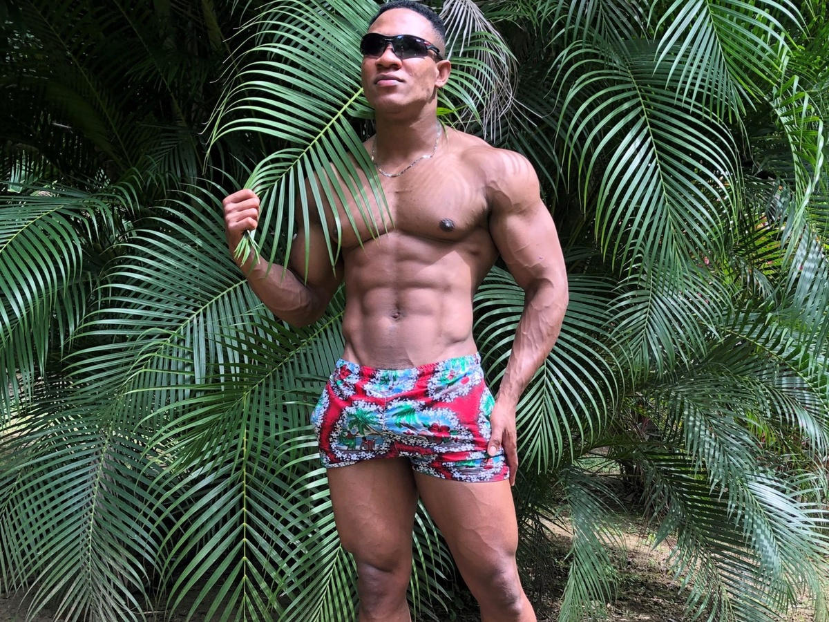 ebony-cam-guy-muscle.jpg