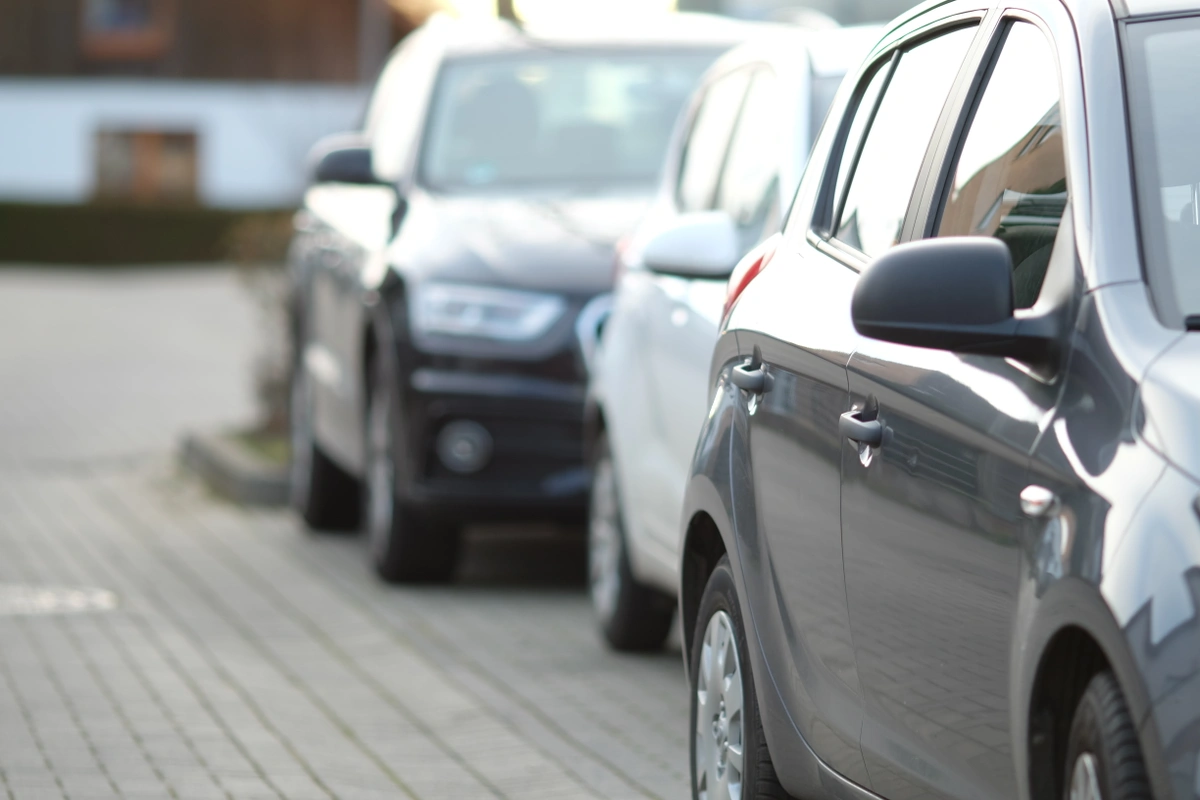 como-estacionar-entre-dos-autos.jpg