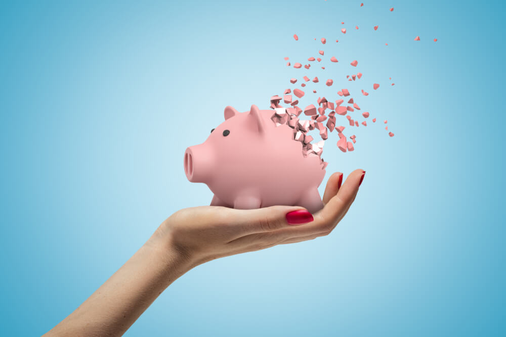 broken piggy bank: financial difficulties
