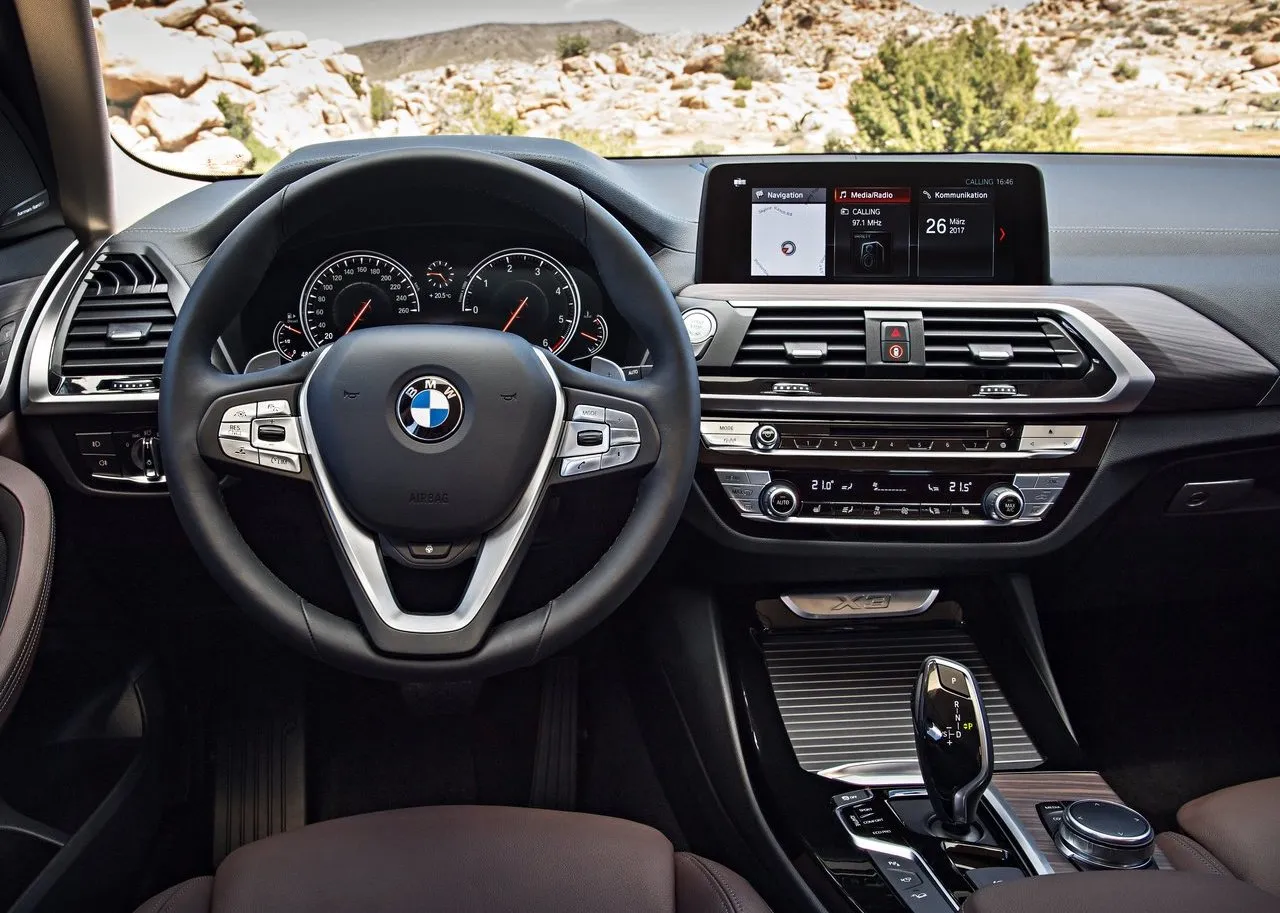 Interior de la camioneta BMW X3 2021
