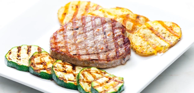 Cerdo al Grill con Papas y Zucchini al Orégano.webp