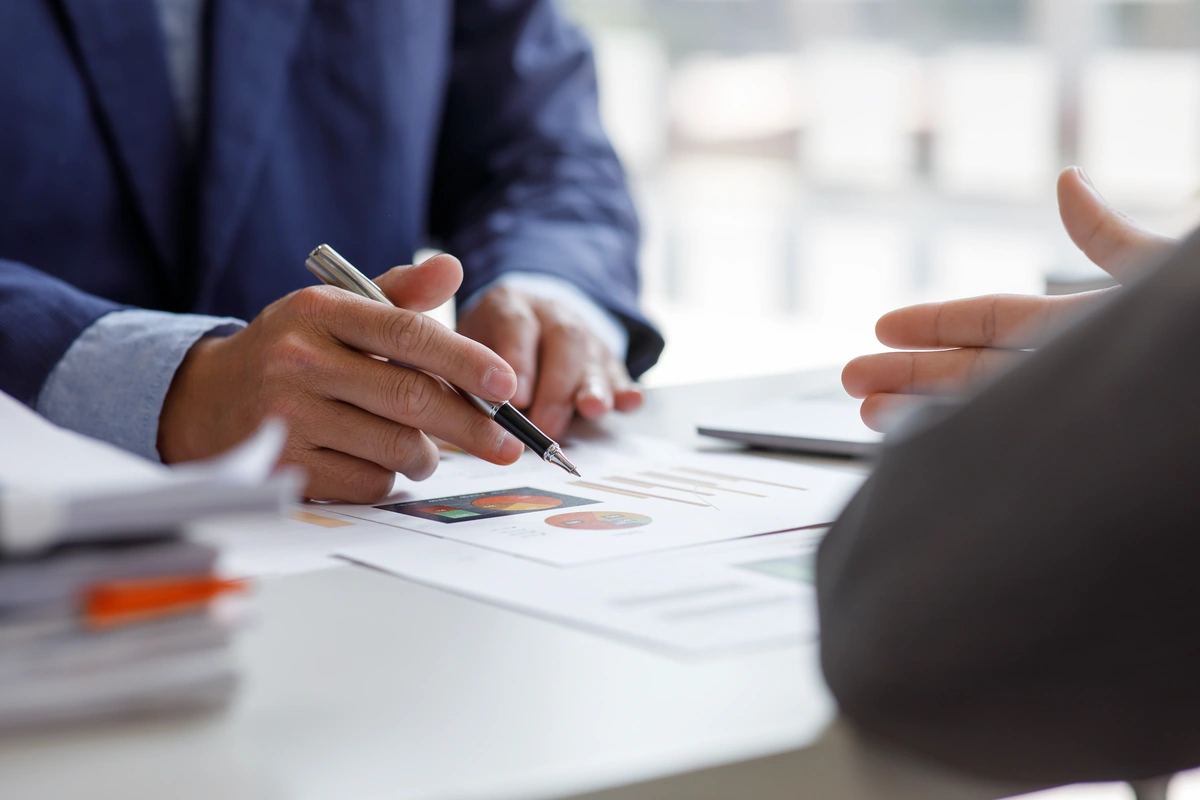 发票融资vs. 经营贷款：在跨境金融中驾驭风险，增强灵活性