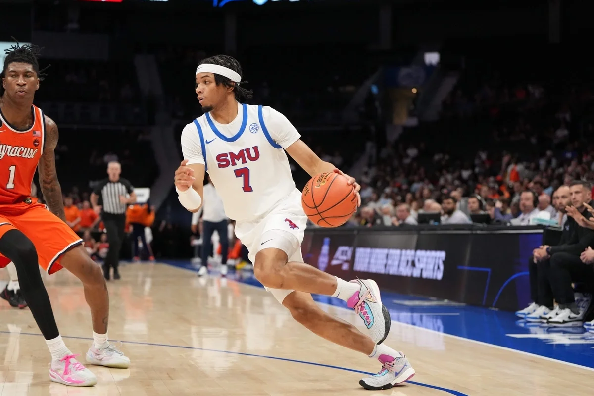 Mar 10, 2026; Charlotte, NC, USA; Southern Methodist University Mustangs forward Jermaine O'Neal Jr. (7) with the ball as Syracuse Orange forward Donnie Freeman (1) defends in the second half at Spectrum Center. Mandatory Credit: Bob Donnan-Imagn Images