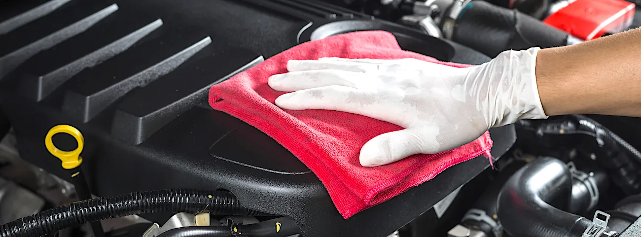 Cómo limpiar el motor de tu coche en 8 pasos