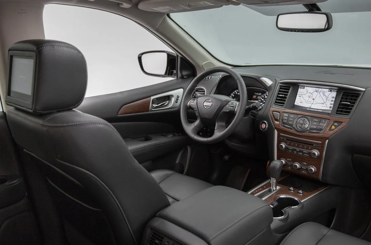Nissan Pathfinder 2017 interior