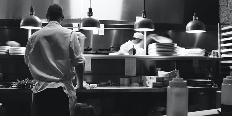 Inspireras av fem exempel från den nederländska restaurangbranschen där man har lyckats locka fler betalande gäster genom att rida på upplevelsevågen.