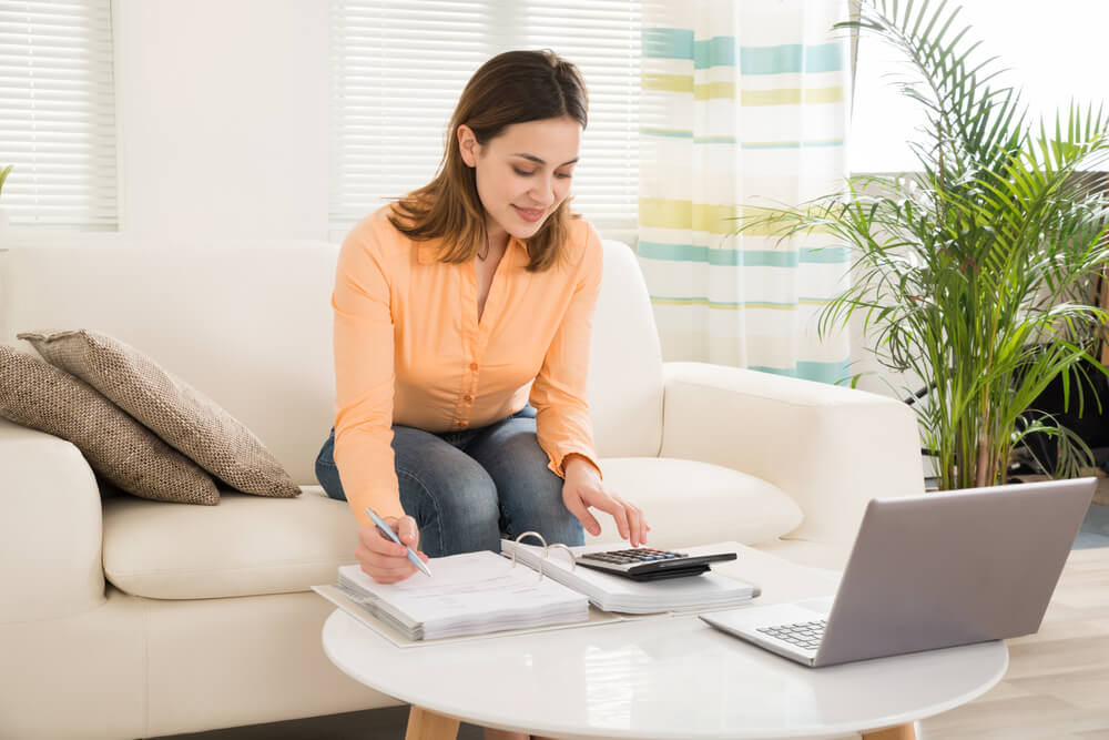 woman paying down debt with a title loan online