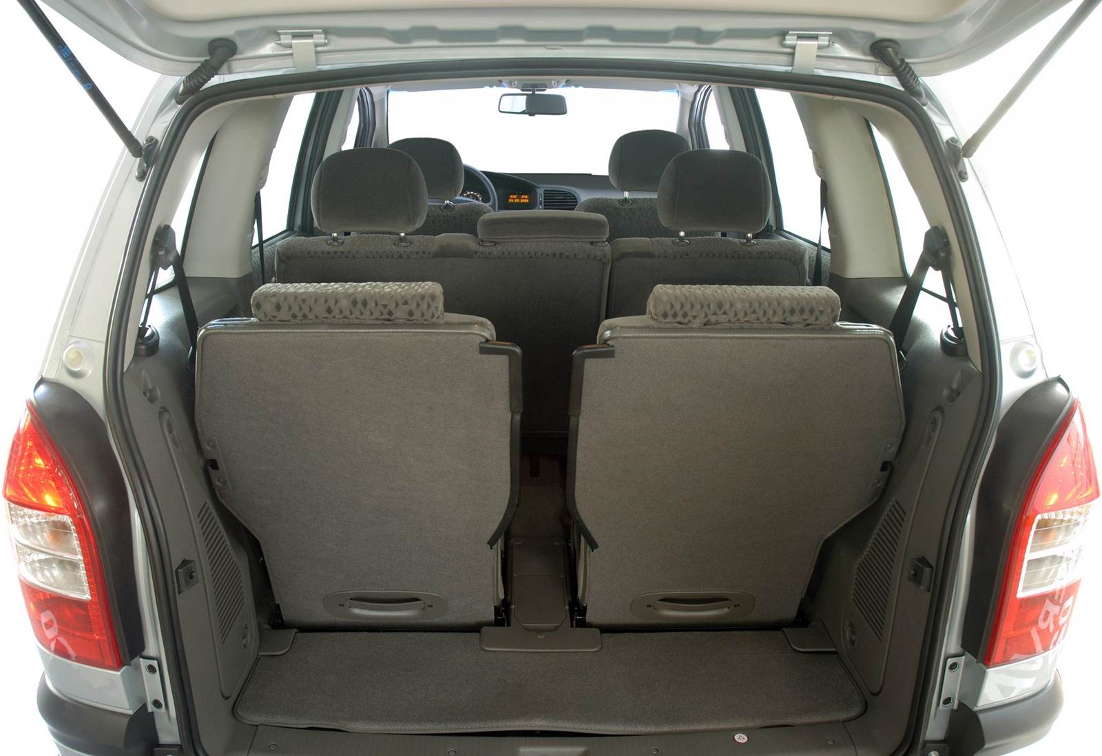 Zafira interior: vis&atilde;o do porta-malas com os bancos extras erguidos