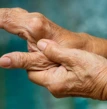 Mãos idosas se massageando
