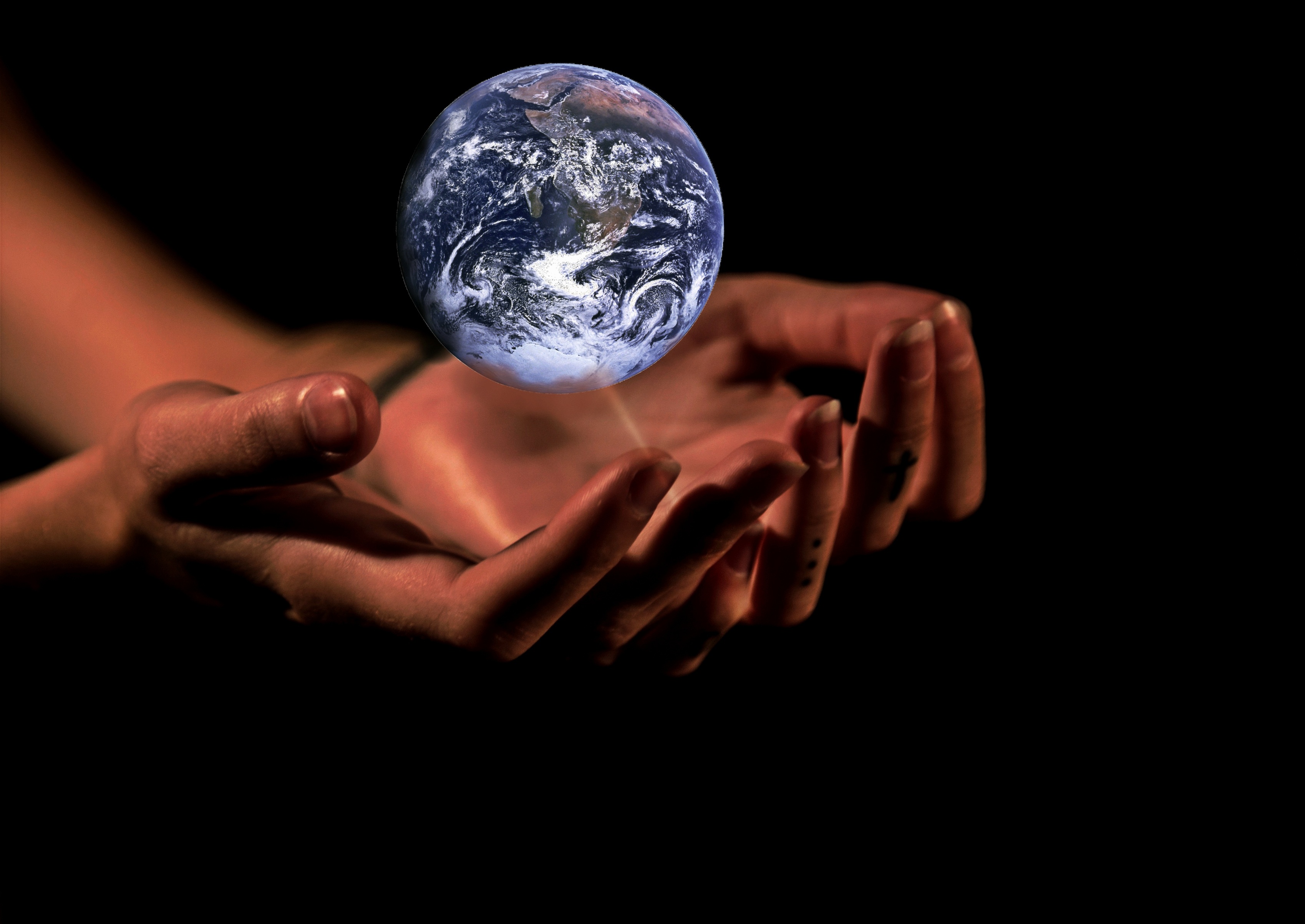 Обнимает планету. Планета в руках человека. Руки держат землю. Планета земля в руках. Земля в руках человека.