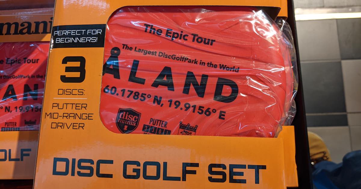 A box with a disc golf starter stamped with things about the Åland Islands