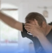 homem com as mãos na cabeça, sintomas de avc