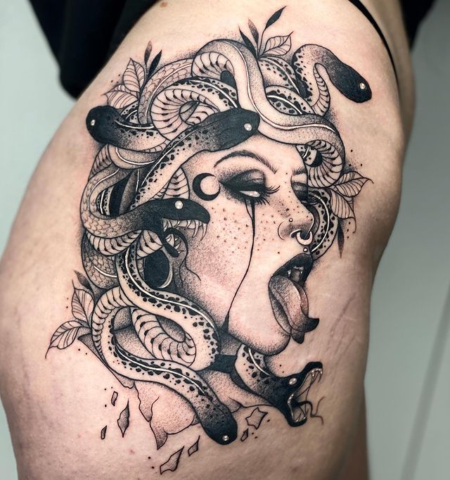 Complete Guide to Medusa Tattoos (+23 amazing works)