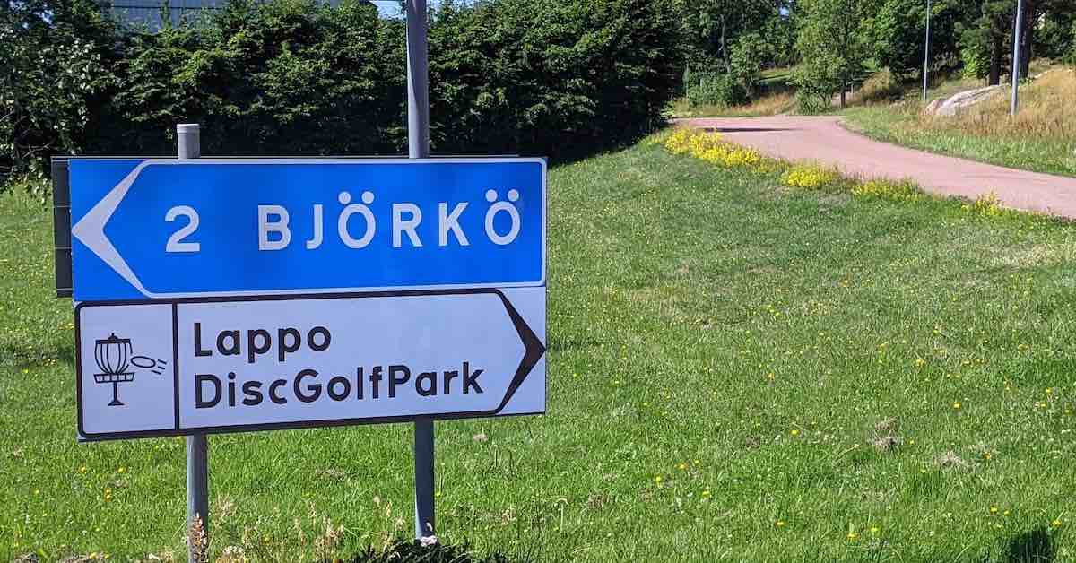 A road sign pointing to Lappo DiscGolfPark