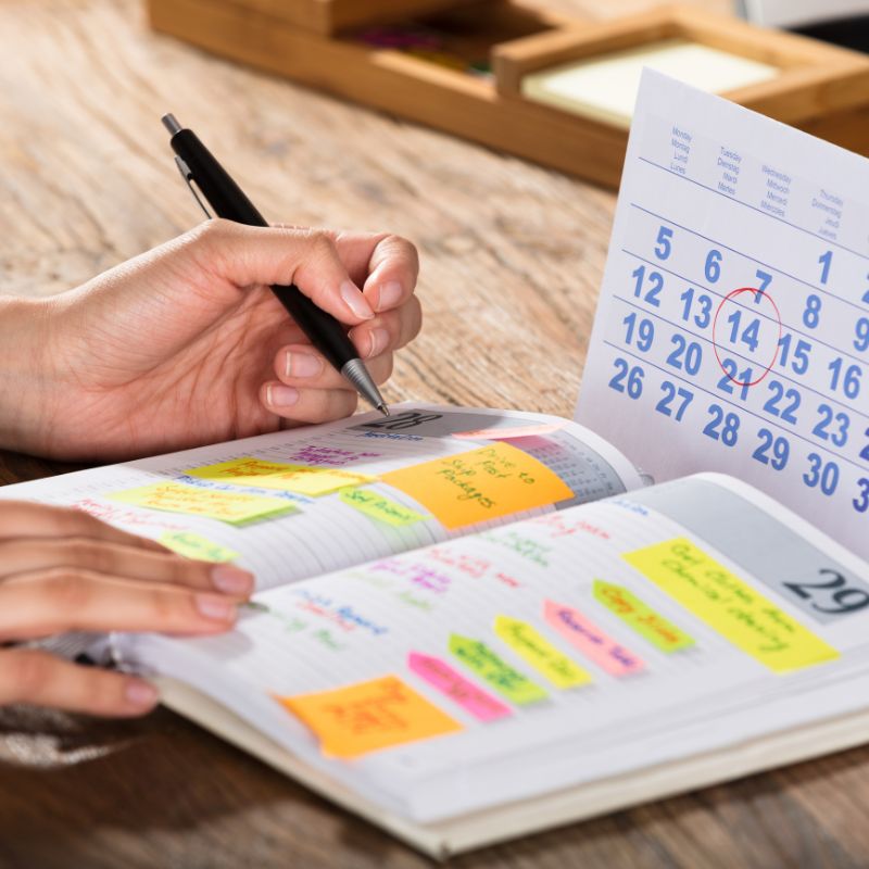 A picture of a planner and a calendar