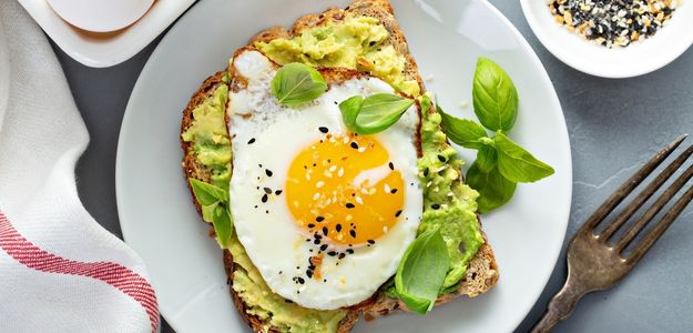 tostada con palta y huevo.jpg