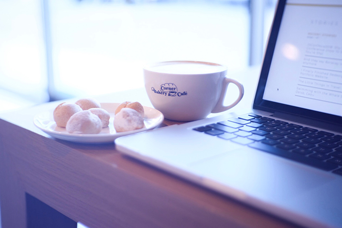 coffee shop photo of laptop and food