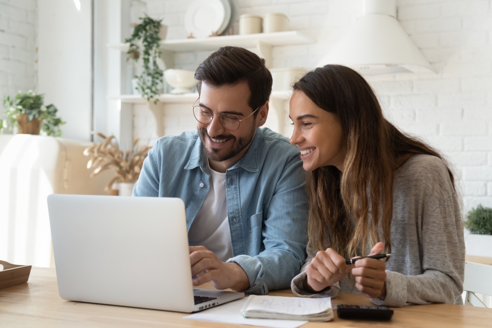 couple laptop loan