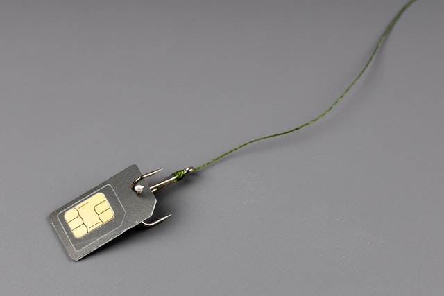 SIM card for the phone is strung on a hook, companies deceive subscribers