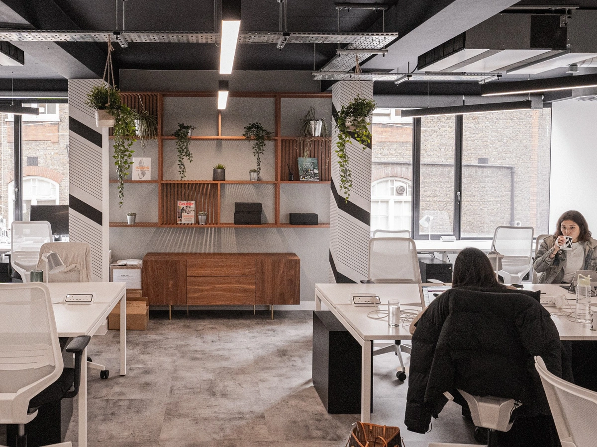 people hotdesking at huckletree soho