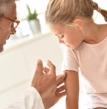 criança sendo vacinada, acompanhamento com o pediatra, consulta de rotina Pediatria