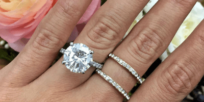 4 carat deals ring on finger