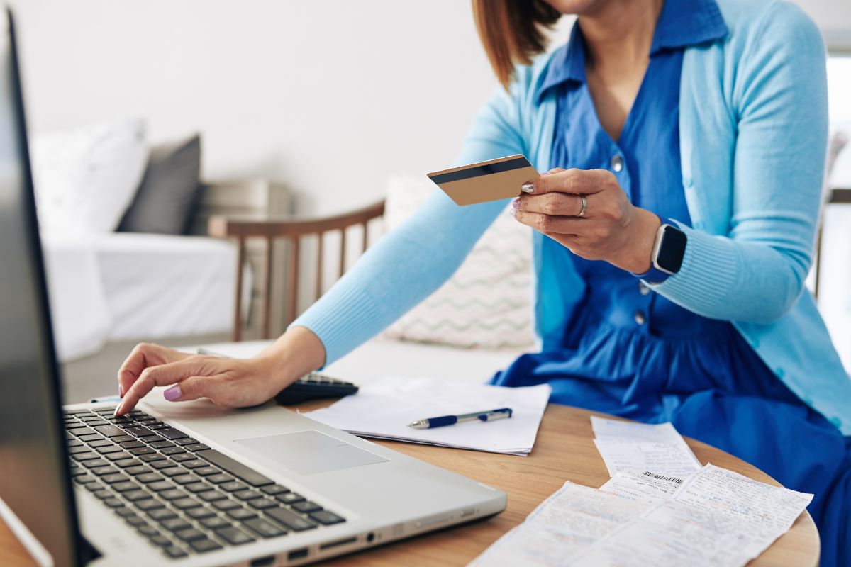woman paying medicare premiums online with credit card