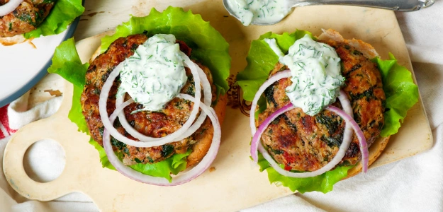 Hamburguesa de Pavo y Espinaca con Salsa de Yogurt.webp
