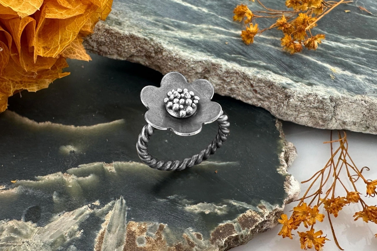 Adding granules to flower blanks - flower blank ring with granules in the center