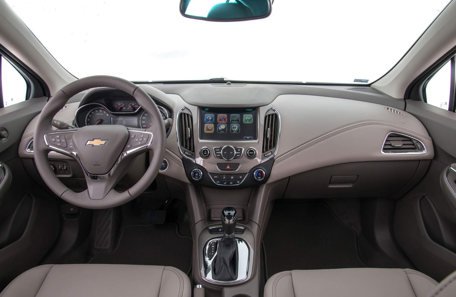 Interior do Cruze 2018 hatch Sport6