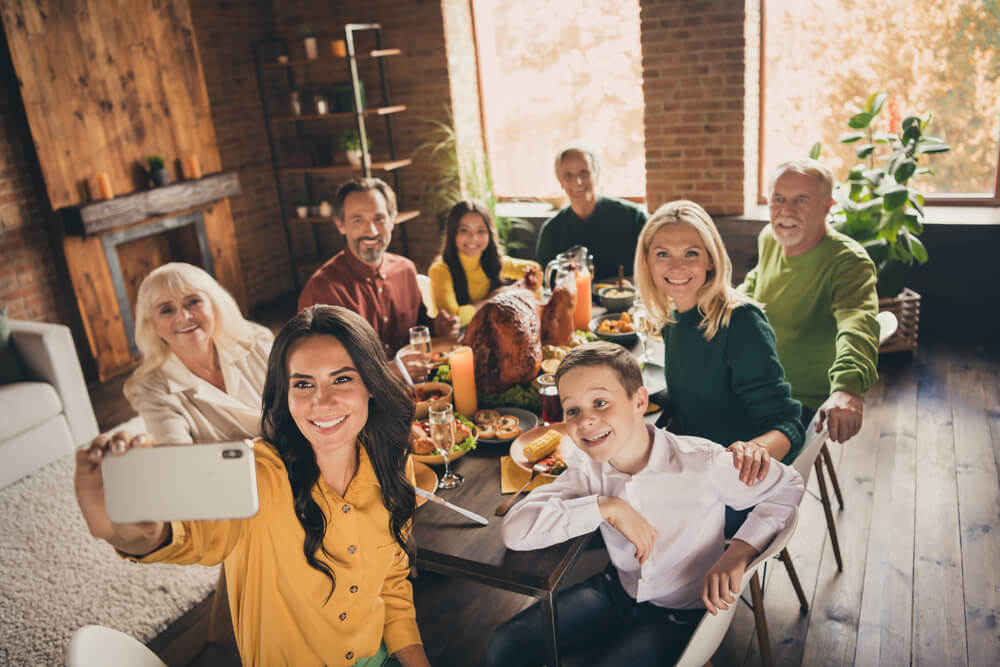 Family enjoying dinner thanks to a payday loan