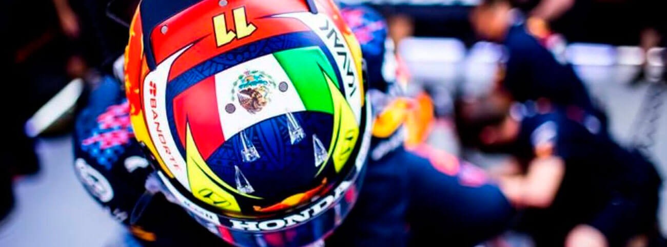 casco de sergio checo pérez con número 11