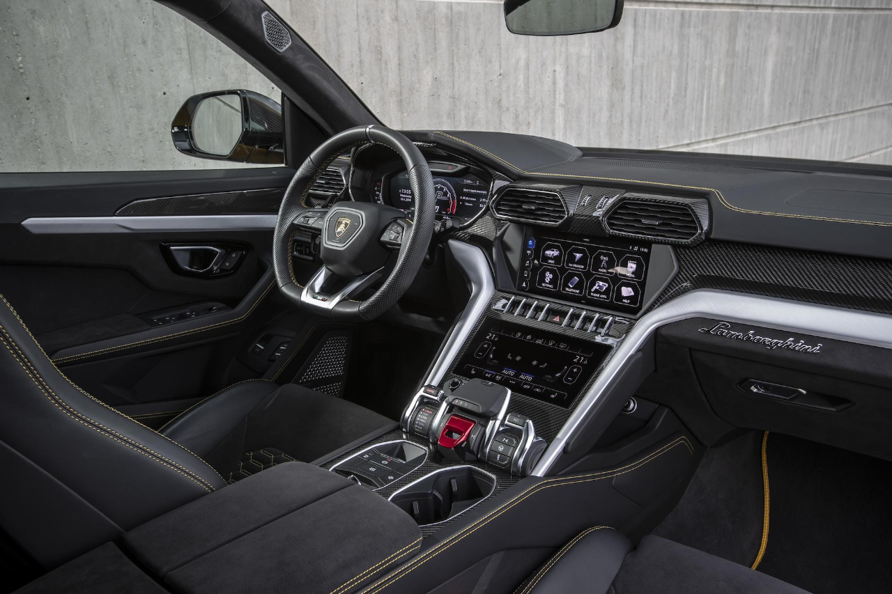 Urus interior do SUV de luxo em fotos