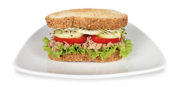 Sandwich de Atun con Lechuga, Tomate y Pepino.jpg