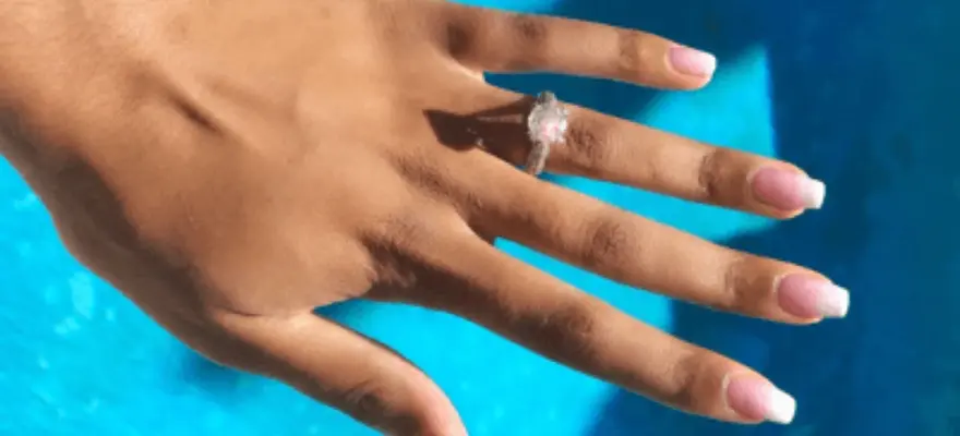3 carat diamond ring on size 7 finger