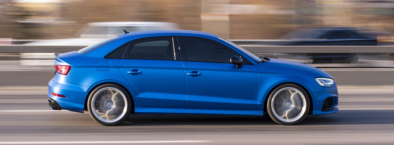 Audi S3 Azul en marcha sobre la carretera