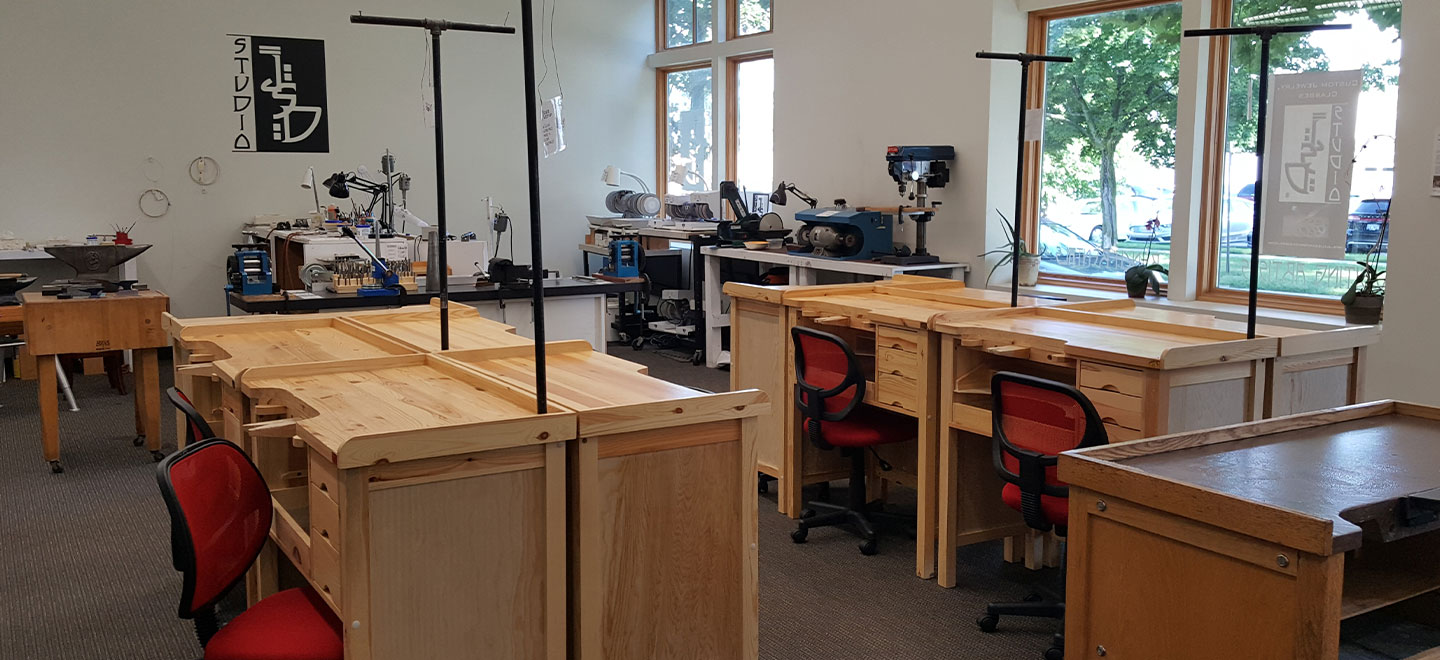 Meet Julie Sanford, the founder of the outstanding Michigan jewelry school Studio JSD. Learn about the school and the classes they offer each year.
