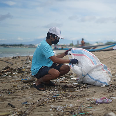 Voluntourism cleaning up beaches.