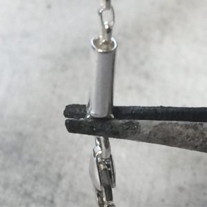 Placing jewelry chain in an end cap