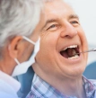 homem sendo atendido por dentista