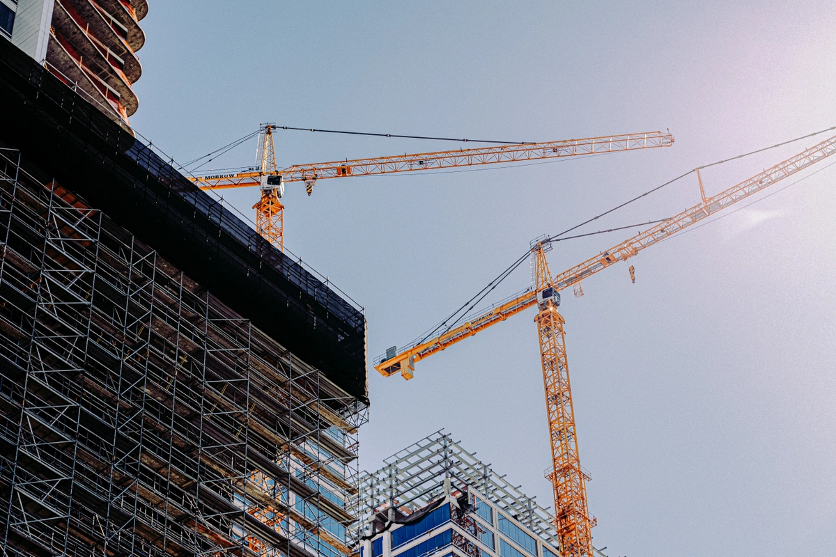 Building crane and construction