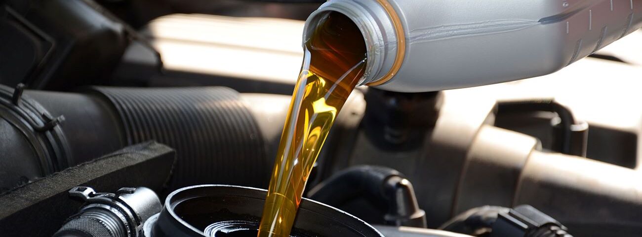 El aceite lubricante del coche: ¿mejor comprar uno caro o sirve el