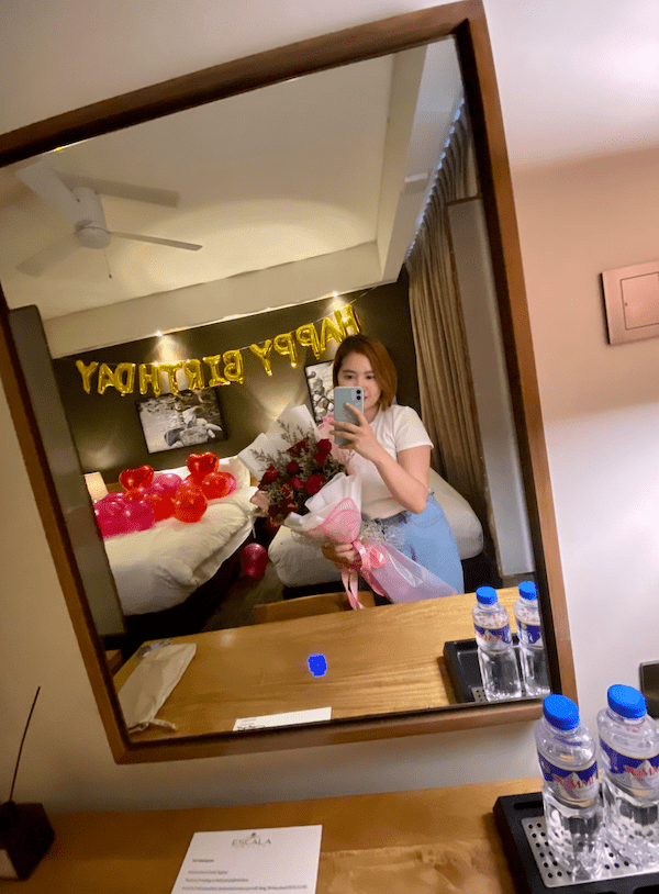 mirror selfie with the surprise balloons and bouquet at Escala Tagaytay