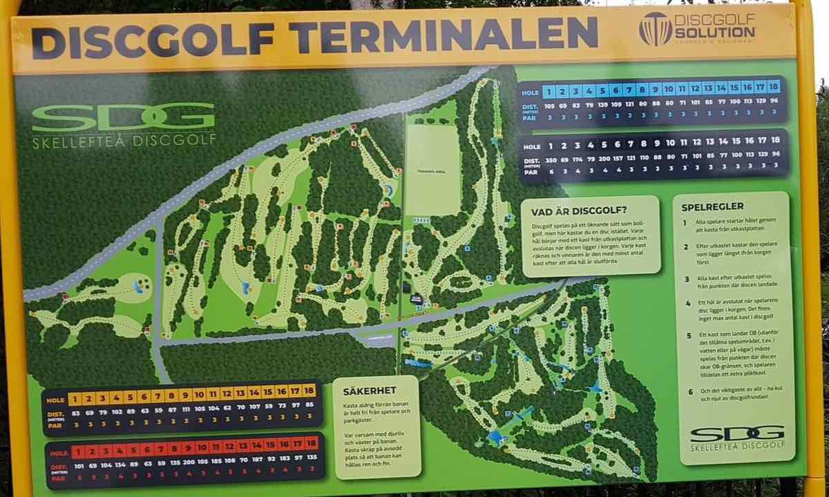 A sign showing the layouts at Skellefteå Discgolf