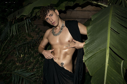 gay cam model Jasper Wade in tropics