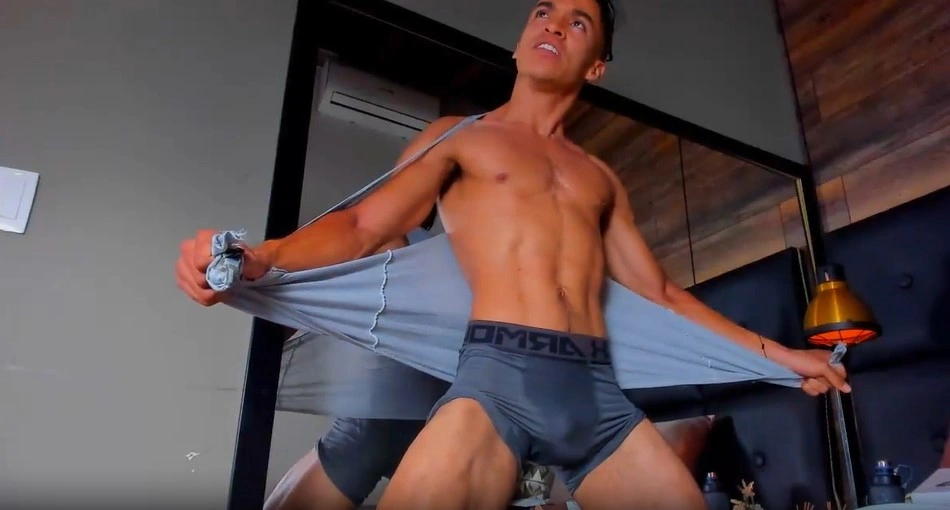 Flirt4Free gay cams model Tommy Hilton ripping off shirt on live stream!