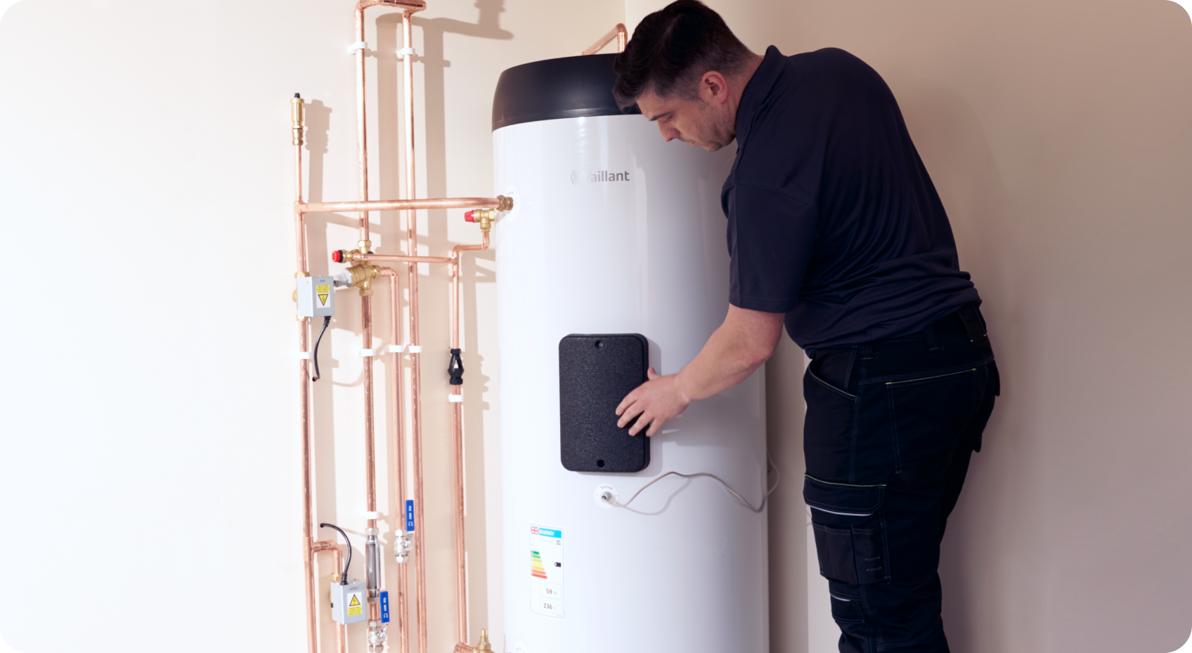 Monteur plaatst de warmwaterboiler