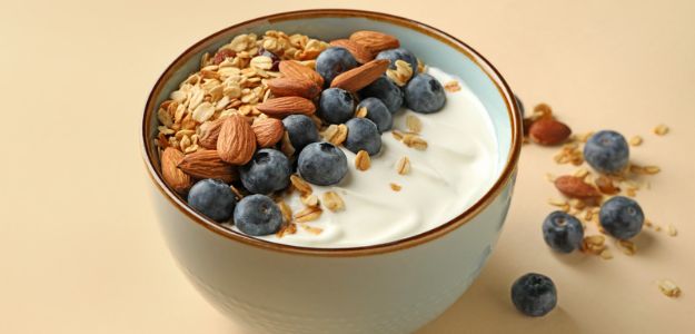 Yogurt con Avena Tostada, Almendras y Arandanos.jpg