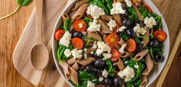 Ensalada Dulce de Fideos con Espinaca, Tomate, Queso y Aceitunas.jpg