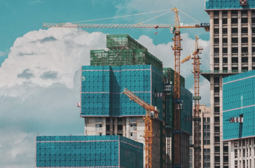 Cranes and construction of a tall building
